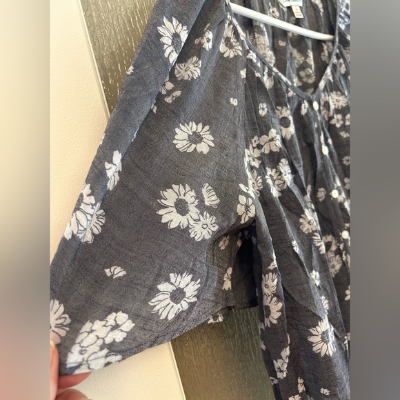 Counterparts Floral Blouse - Picture 2 of 6